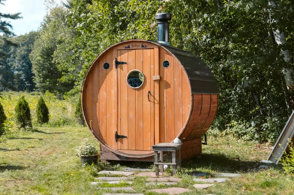 Sudová sauna ze smrku v zahradě s komínem